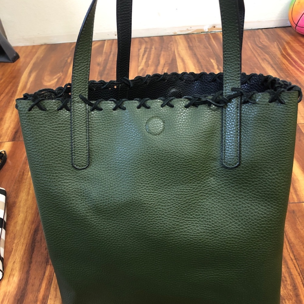 Reversible medium size tote. - Picture 2 of 2